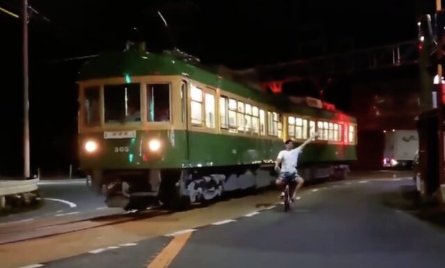 有名なネットミームの一覧まとめ：江ノ電自転車ニキ
